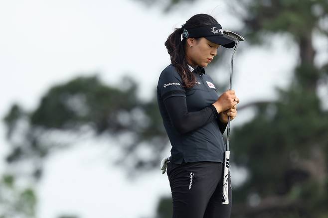 18번 홀에서 버디 퍼팅을 놓치고 아쉬워 하는 윤이나. 사진 제공=AFP연합뉴스