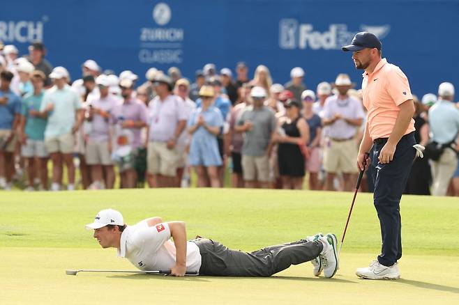 3라운드 18번 홀 그린에서 엎드려 퍼트라인 살피는 맷 피츠패트릭(왼쪽)과 그의 동생 알렉스. AFP연합뉴스