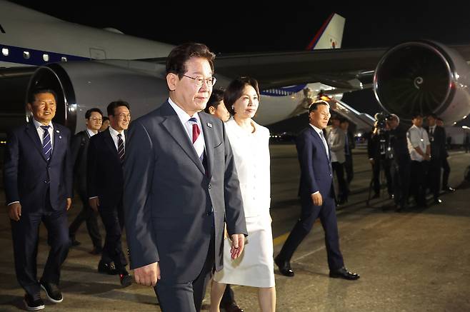 이재명 대통령과 김혜경 여사가 인도·베트남 국빈방문을 마치고 24일 성남 서울공항에서 차량으로 이동하고 있다. 연합뉴스