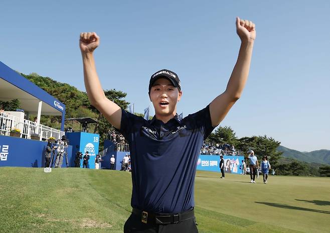 최찬이 26일 경기 파주의 서원밸리CC(파71)에서 끝난 KPGA 투어 우리금융 챔피언십(총상금 15억 원)에서 우승을 차지한 후 두 손을 번쩍 들고 환호하고 있다. 사진 제공=KPGA