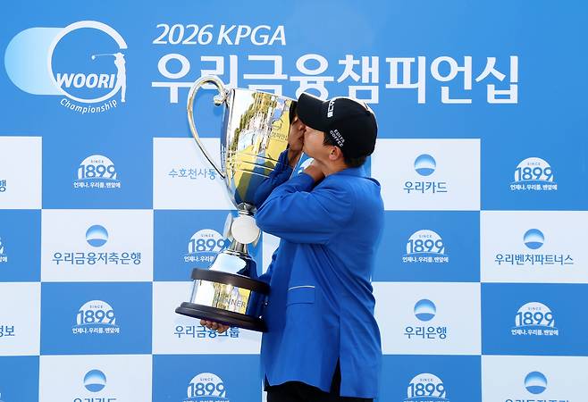 최찬이 26일 경기 파주의 서원밸리CC(파71)에서 끝난 KPGA 투어 우리금융 챔피언십(총상금 15억 원)에서 우승 후 시상식에서 트로피에 입을 맞추고 있다. 사진 제공=KPGA