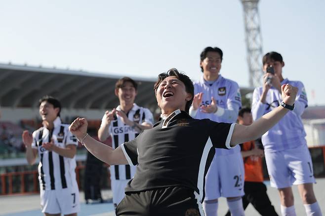 김기동 서울 감독(앞)이 25일 강원과 K리그1 10라운드 원정경기를 승리한 뒤 박수치는 선수들을 뒤로한 채 원정팬들을 바라보며 한껏 포효하고 있다. 사진제공｜한국프로축구연맹