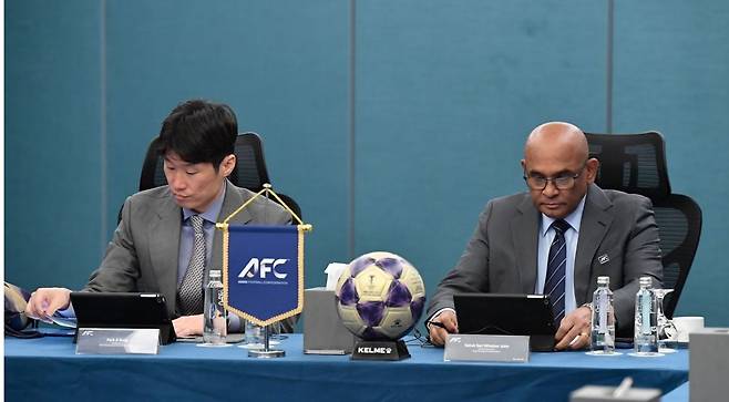 박지성 위원장(왼쪽)이 24일(한국시간) 사우디아라비아 제다에서 진행된 AFC 프로축구위원회 회의에서 안건을 살피고 있다. 사진출처｜AFC