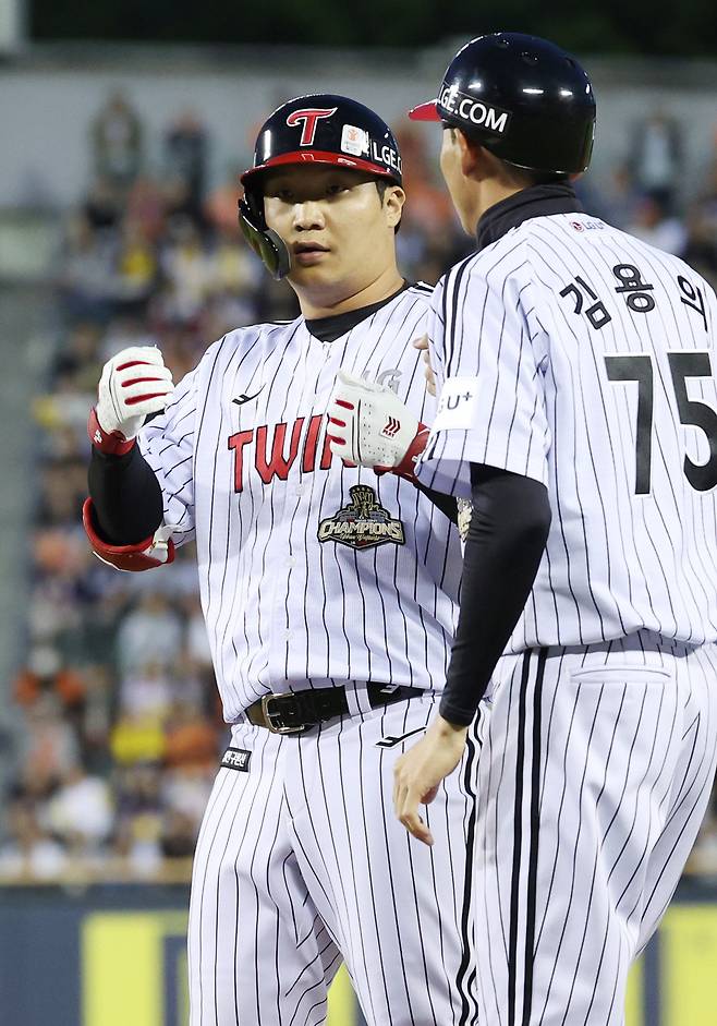 LG 문보경(왼쪽)이 몸 컨디션을 끌어 올리며 수비 포지션 복귀를 준비하고 있다. 염경엽 LG 감독은 “일주일에 두 번 정도 수비를 소화하게 할 것”이라고 설명했다. 뉴시스