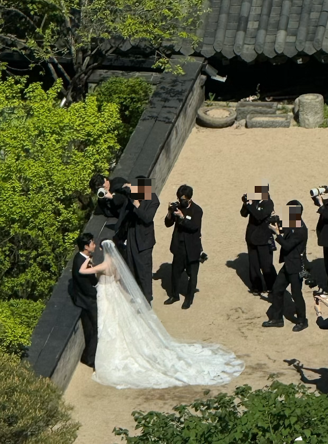 옥택연은 지난 24일 서울 중구 장충동 신라호텔 영빈관에서 4세 연하의 비연예인 연인과 결혼식을 올렸다. 사진제공 | 샤오홍쉬