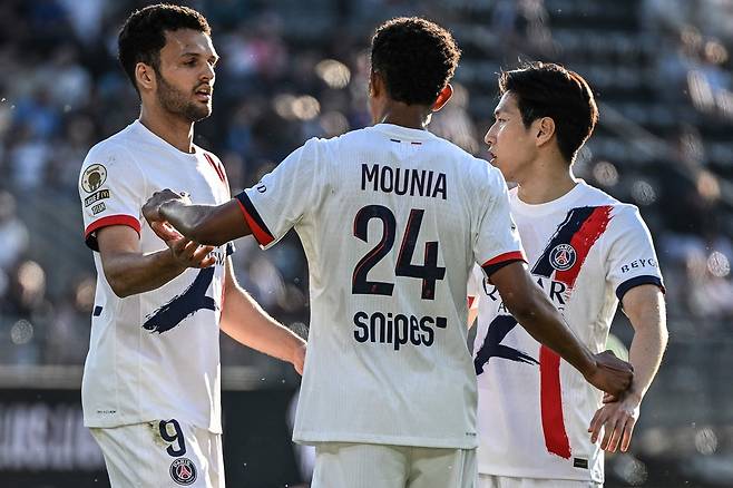 26일, SCO 앙제와 파리 생제르맹(PSG)의 프랑스 리그 1 축구 경기에서 파리 생제르맹의 프랑스 미드필더 세니 마율루(등번호 24번)가 팀의 두 번째 골을 넣은 후 이강인, 곤살루 하무스와 기뻐하고 있다. AFP연합뉴스