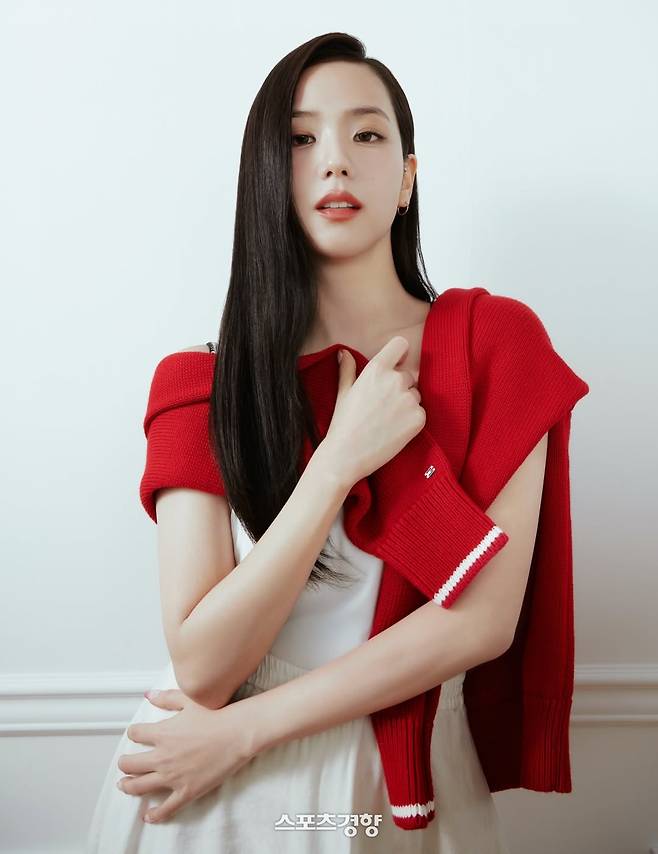 포즈를 취하고 있는 블랙핑크 멤버 지수. 본인 인스타그램 계정