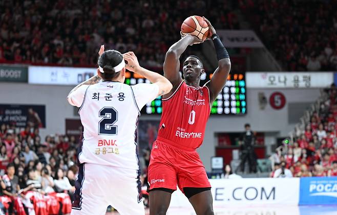 안양 정관장 조니 오브라이언트가 26일 부산 KCC와의 2025~2026 LG전자 프로농구 4강 플레이오프(PO) 2차전에서 최준용을 앞에 두고 슛을 쏘고 있다. KBL 제공