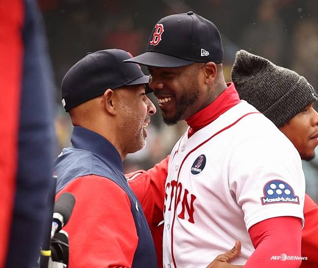 알렉스 코라(왼쪽) 감독이 아롤디스 채프먼과 승리 직후 포옹하고 있다. /AFPBBNews=뉴스1