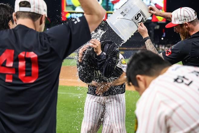 KIA 타이거즈 투수 양현종(가운데)이 25일 광주 롯데전을 마친 뒤 동료들로부터 축하의 물 세례를 받고 있다. /사진=KIA 타이거즈 제공. /사진=KIA 타이거즈 제공