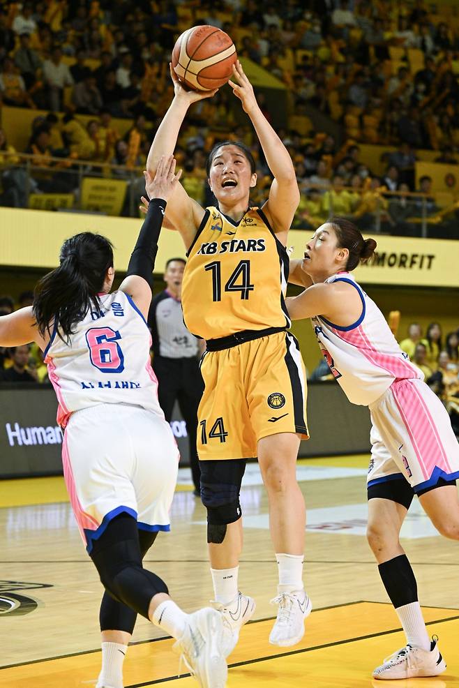 송윤하(가운데)가 골밑슛을 시도하고 있다. /사진=WKBL 제공