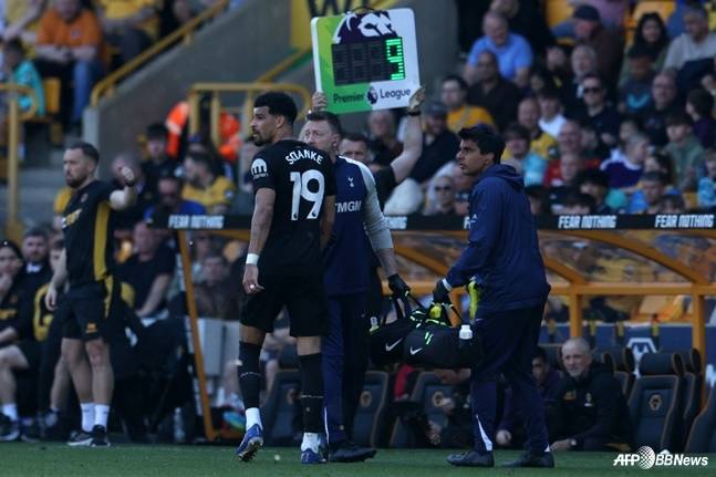 도미닉 솔란케(19번)가 울버햄튼 원더러스와 경기 중 교체아웃되고 있다. /AFPBBNews=뉴스1