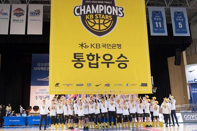 통합우승을 차지한 KB스타즈. /사진=WKBL 제공