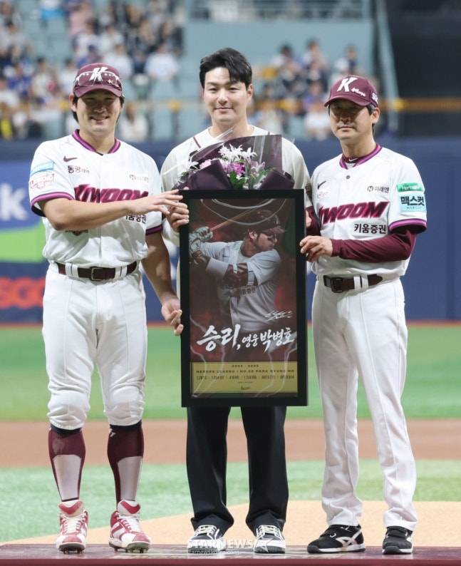 경기를 앞두고 기념 촬영을 하는 주장 임지열(왼쪽)과 박병호, 설종진 감독. /사진=김진경 대기자