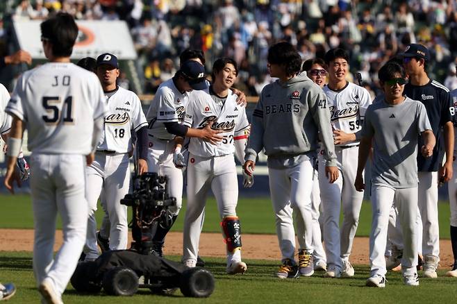 26일 잠실 LG-두산전. 끝내기 승리 후 기뻐하는 두산 선수단의 모습. /사진=두산 베어스 제공