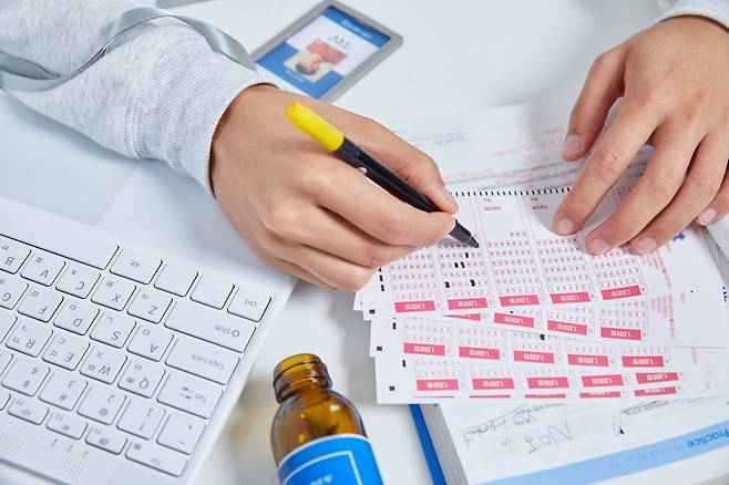 미국 조지타운대 연구팀은 2016년 복권 당첨자의 이웃이 파산할 확률이 높다는 연구 결과를 발표했다. GETTYIMAGES