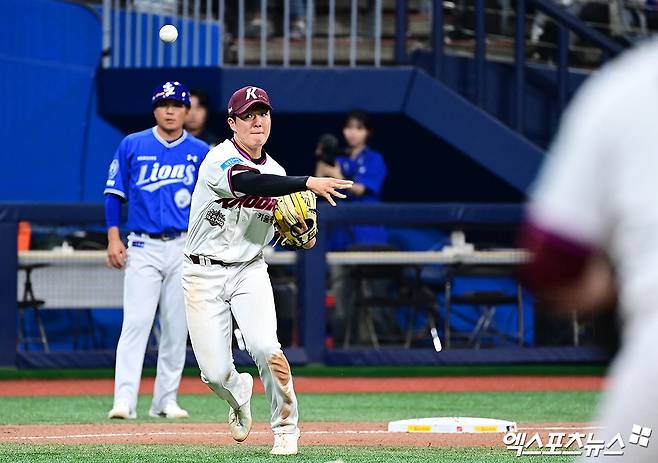 26일 오후 서울 구로구 고척스카이돔에서 열린 '2026 신한 SOL Bank KBO 리그' 삼성 라이온즈와 키움 히어로즈의 경기, 8회초 2사 1,3루 삼성 강민호의 내야 땅볼 때 키움 3루수 김지석이 타구를 잡아 1루로 송구하고 있다. 고척, 박지영 기자