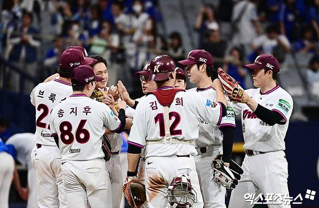 26일 오후 서울 구로구 고척스카이돔에서 열린 '2026 신한 SOL Bank KBO 리그' 삼성 라이온즈와 키움 히어로즈의 경기, 키움이 선발투수 박준현의 5이닝 무실점 호투에 힘입어 2:0의 스코어로 승리하며 시즌 첫 스윕승을 거두었다.  경기 종료 후 키움 선수들이 승리의 기쁨을 나누고 있다. 고척, 박지영 기자