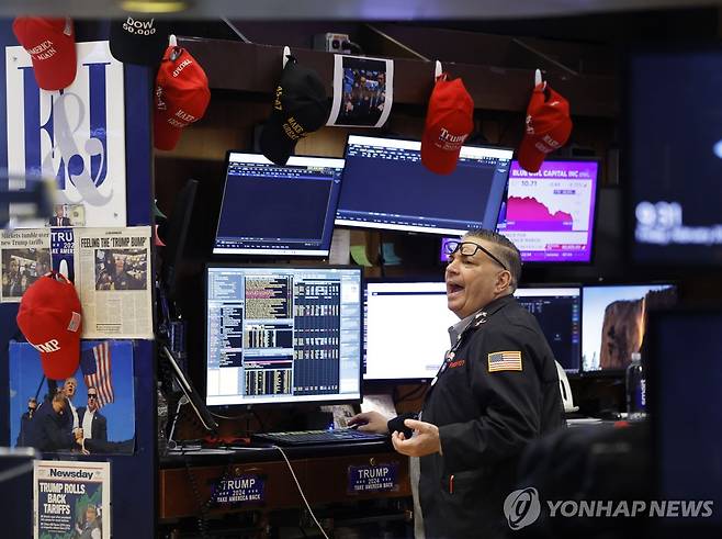 미 뉴욕증권거래소(NYSE) 객장에 걸린 마가(MAGA·미국을 다시 위대하게) 모자  [UPI 연합뉴스 자료사진. 재판매 및 DB 금지]