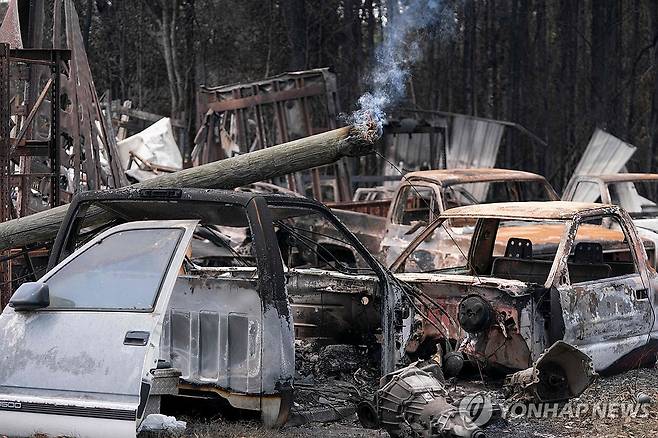 미국 조지아주 남부 대규모 산불 23일(현지시간) 미국 조지아주 앳킨슨에서 산불로 불탄 주택과 자동차 잔해가 남아 있다. [AFP 연합뉴스]