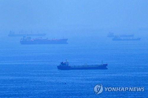 호르무즈 해협에 닻을 내리고 멈춰 있는 선박들 [AP=연합뉴스 자료사진. 재판매 및 DB 금지]