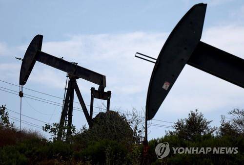 (로스앤젤레스=게티이미지) 미국 캘리포니아주 로스앤젤레스에서 석유 시추기가 작동하고 있다. 2023.08.01