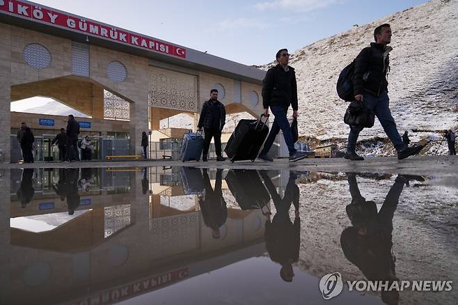 지난 4일(현지시간) 카피코이 검문소를 통해 이란에서 튀르키예로 넘어오는 여행객들 [AP=연합뉴스 자료사진. 재판매 및 DB 금지]