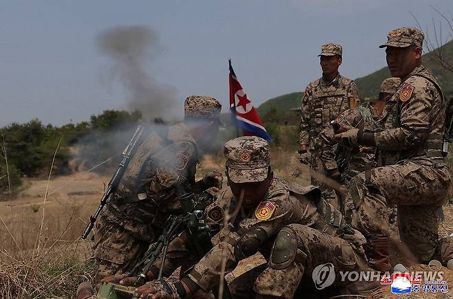 김정은, '빨치산 창건일'에 포사격경기 참관 (평양 조선중앙통신=연합뉴스) 김정은 북한 국무위원장이 지난 25일 조선인민혁명군(빨치산) 창건 94주년을 맞아 진행된 인민군 각급 대연합부대관하 경보병부대 박격포병들의 사격경기를 참관했다고 조선중앙통신이 26일 보도했다. 2026.4.26 
    [국내에서만 사용가능. 재배포 금지. For Use Only in the Republic of Korea. No Redistribution] nkphoto@yna.co.kr