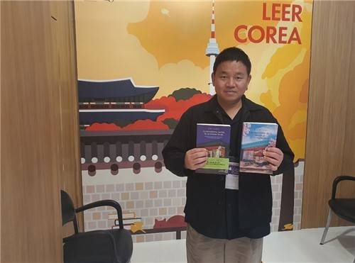 제50회 부에노스아이레스 국제도서박람회에 참석한 김호연 작가 (부에노스아이레스=연합뉴스) 김선정 통신원 = 24일(현지시간) 아르헨티나의 수도 부에노스아이레스에서 개최된 제50회 국제도서전 '한국문화원' 부스에서 '불편한 편의점'의 김호연 작가가 스페인어로 번역된 '불편한 편의점' 1편과 2편을 손에 들고 있다. 아르헨티나 주재 한국문화원 20주년 기념행사의 일환으로 초청된 김호연 작가는 북토크, 사인회, 강연 등을 통해 현지 독자들과의 만남을 갖는다. 2026.4.25 sunniek8@yna.co.kr