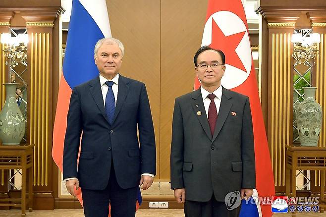 기념촬영하는 북한 조용원과 러 하원 의장 (평양 조선중앙통신=연합뉴스) 조용원 북한 최고인민회의 상임위원회 위원장과 뱌체슬라프 볼로딘 러시아 하원(국가두마) 의장의 회담이 지난 25일 금수산영빈관에서 진행됐다고 조선중앙통신이 26일 보도했다. 사진은 기념촬영하는 뱌체슬라프 볼로딘 러시아 하원(국가두마) 의장(왼쪽)과 조용원 북한 최고인민회의 상임위원회 위원장(오른쪽). 2026.4.26 
    [국내에서만 사용가능. 재배포 금지. For Use Only in the Republic of Korea. No Redistribution] nkphoto@yna.co.kr