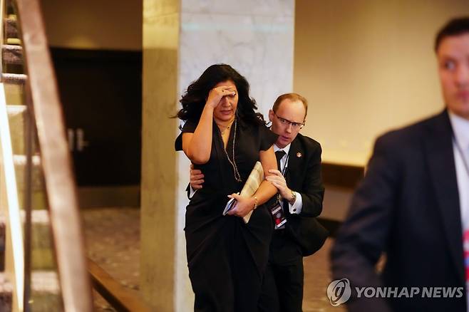 총성 들린 후 백악관 출입기자단 만찬 행사에서 대피하는 참석자들 [UPI=연합뉴스]