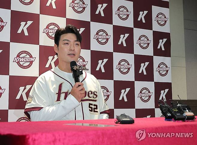 박병호, 은퇴 기자회견 (서울=연합뉴스) 류영석 기자 = '국민 거포' 박병호 키움 히어로즈 코치가 26일 서울 고척스카이돔에서 열린 선수 은퇴 기자회견에서 발언하고 있다. 2026.4.26 ondol@yna.co.kr
