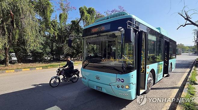 버스 운행 재개한 이슬라마바드 (이슬라마바드=연합뉴스) 손현규 특파원 = 미국과 이란의 2차 종전 회담 개최 시점이 불투명한 가운데 26일(현지시간) 오전 일부 보안 통제가 풀린 중재국 파키스탄의 수도 이슬라마바드에서 시내버스가 다시 운행하고 있다. 2026.4.26 son@yna.co.kr