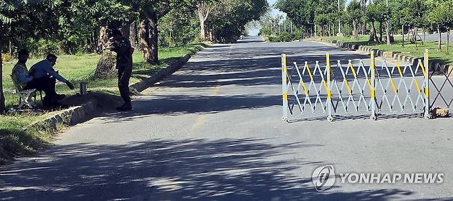 쉬고 있는 파키스탄 경찰관들 (이슬라마바드=연합뉴스) 손현규 특파원 = 미국과 이란의 2차 종전 회담 개최 시점이 불투명한 가운데 26일(현지시간) 오전 일부 보안 통제가 풀린 중재국 파키스탄의 수도 이슬라마바드 도로 검문소 인근에서 경찰관들이 쉬고 있다. 2026.4.26 son@yna.co.kr