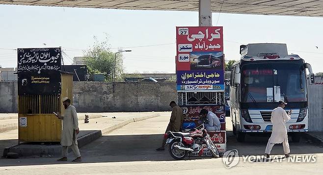 시외버스 운행 재개한 라왈핀디 (라왈핀디[파키스탄]=연합뉴스) 손현규 특파원 = 미국과 이란의 2차 종전 회담 개최 시점이 불투명한 가운데 26일(현지시간) 오전 일부 보안 통제가 풀린 중재국 파키스탄 라왈핀디에 있는 피르와드하이 종합터미널에서 버스가 다시 운행할 준비를 하고 있다. 2026.4.26 son@yna.co.kr