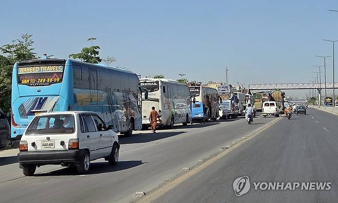시외버스 운행 재개한 라왈핀디 (라왈핀디[파키스탄]=연합뉴스) 손현규 특파원 = 미국과 이란의 2차 종전 회담 개최 시점이 불투명한 가운데 26일(현지시간) 오전 일부 보안 통제가 풀린 중재국 파키스탄 펀자브주 라왈핀디에서 시외버스가 다시 운행할 준비를 하고 있다. 2026.4.26 son@yna.co.kr
