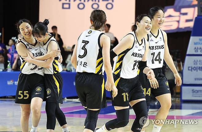 기뻐하는 KB 선수들 (용인=연합뉴스) 홍기원 기자 = 26일 경기도 용인실내체육관에서 열린 여자프로농구 챔피언결정전 3차전 삼성생명 블루밍스와 KB스타즈의 경기. 득점에 성공한 KB 선수들이 기뻐하고 있다. 2026.4.26 xanadu@yna.co.kr
