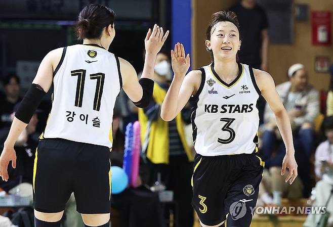 이채은 '좋아' (용인=연합뉴스) 홍기원 기자 = 26일 경기도 용인실내체육관에서 열린 여자프로농구 챔피언결정전 3차전 삼성생명 블루밍스와 KB스타즈의 경기. 득점에 성공한 KB 이채은이 기뻐하고 있다. 2026.4.26 xanadu@yna.co.kr