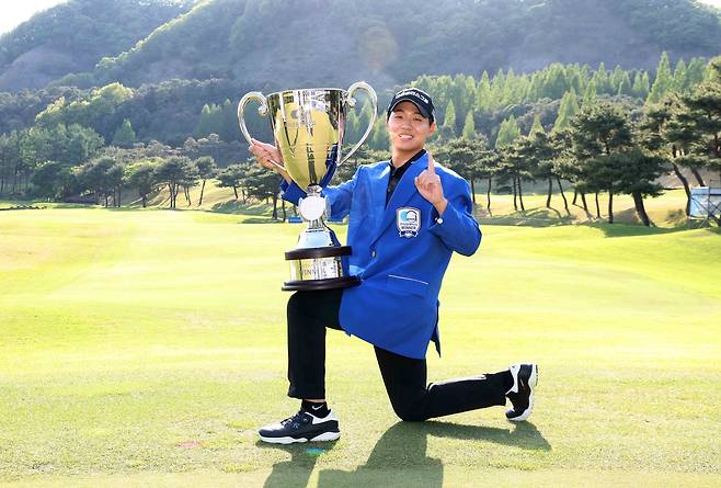 우승 트로피 든 최찬 [KPGA 제공. 재판매 및 DB 금지]