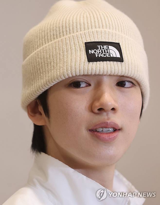 차준환 귀국 인터뷰 (영종도=연합뉴스) 박동주 기자 = 한국 피겨 남자 싱글의 '간판' 차준환이 23일 인천국제공항 2터미널을 통해 귀국해 인터뷰하고 있다. 2026.2.23 pdj6635@yna.co.kr