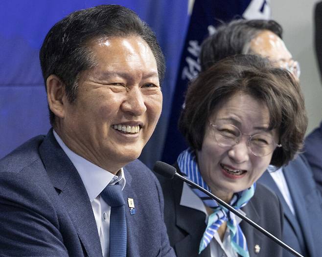 ▲ 더불어민주당 정청래 대표가 27일 경기도 안성시 김보라 안성시장 후보 선거사무소에서 열린 최고위원회의에서 추미애 경기도 지사 후보와 김보라 안성시장 후보의 선거 승리를 위한 지원 발언을 하자 추미애 후보가 활짝 웃고 있다. /연합뉴스