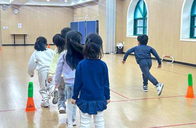▲&nbsp;유현초 학생들이 맞춤형 뉴스포츠 활동을 하고 있다. /사진제공=유현초등학교