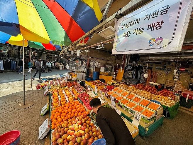 ▲&nbsp;27일 인천 남동구 모래내시장 한 과일 상가에 민생 지원금 사용이 가능하다는 팻말이 설치돼 있다. /&nbsp;홍준기 기자 hong@incheonilbo.com