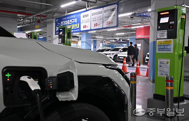 '환경친화적 자동차의 개발 및 보급 촉진에 관한 법률'에 따르면 급속충전기를 이용할 때 1시간 이상 주차시 10만 원의 과태료가 부과됨에도 전기차 충전소 장기점유로 인한 시민 불편이 늘어가고 있는 가운데 27일 오후 수원시 영통구 경기도청 전기차 충전구역에 전기차들이 주차돼 있다. 김경민기자