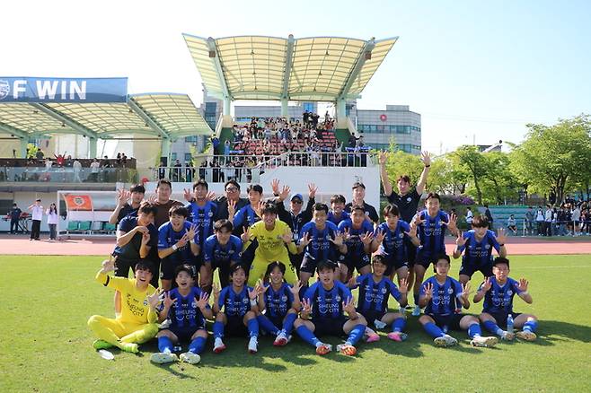 시흥시민축구단이 K3 리그 8라운드 경기서 양평에 승리한 후 기념촬영을 하고 있다. 사진=시흥시민축구단