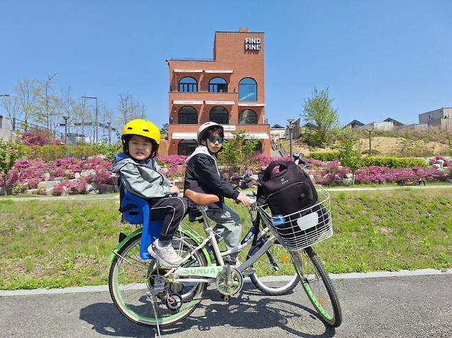 지난해 공모 수상작 중 한 장면. 해밀동 해밀단길 맞은편 자전거 도로에서 포즈를 취한 아이들. (사진=중도일보 DB)