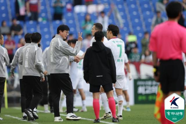 대전하나시티즌 황선홍 감독과 마사가 26일 울산문수월드컵경기장에서 열린 '하나은행 K리그1 2026' 10라운드 울산 HD FC와 경기에서 이야기를 나누고 있다. 한국프로축구연맹 제공