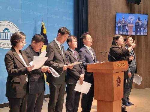 ◇더불어민주당 허영(춘천갑) 국회의원이 4·27판문점 선언 8주년을 맞은 27일 국회에서 민주당 김세훈(화천)·김철(양구)·한금석(철원)·함명준(고성) 군수 후보, 김경성 남북체육교류협회 이사장, 김슬기 법무법인 대환 변호사 등이 참석한 가운데 기자회견을 열고 스포츠로 한반도 평화를 다시 열자고 강조했다.