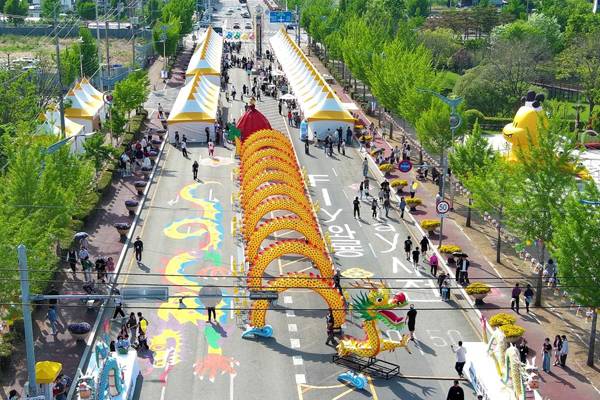 사천와룡문화제가 25만 방문객을 기록하며 체류형 참여 축제로 도약하고 전국 축제 경쟁력을 입증했다. 사진은 '제28회 와룡문화제' 모습. / 사천시