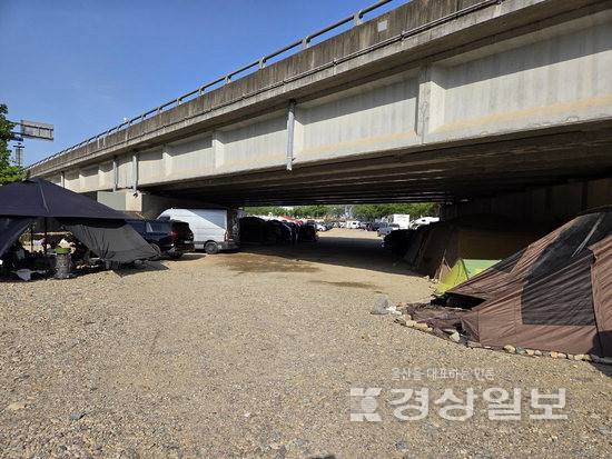 ▲ 울산 울주군 두동면 봉계한우불고기축제장 일대에 캠핑과 차박을 즐기는 사람들의 차량이 주차되어 있다.